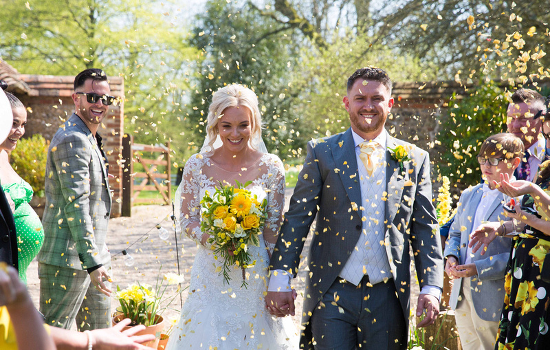 happy wedding couples confetti