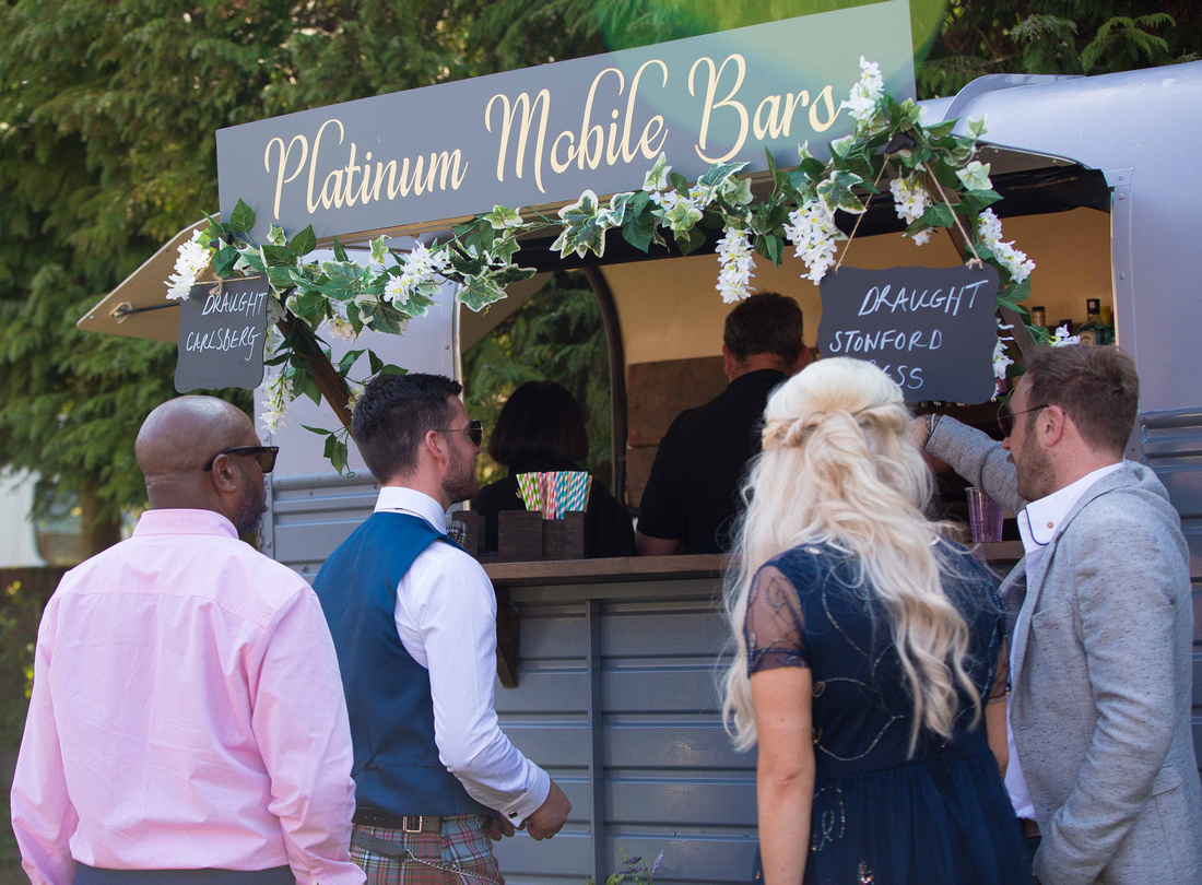 horsebox mobile bar at wedding